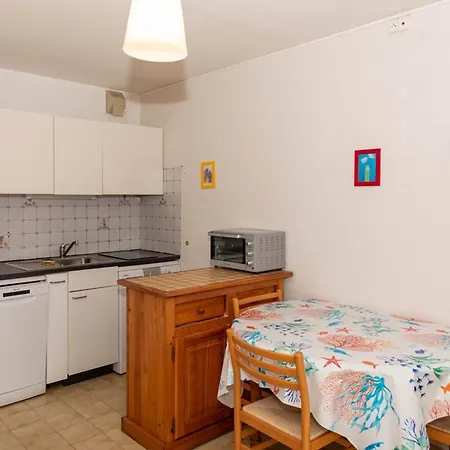 T2 A Saint Clair, Pres De La Plage, Avec Parking, Ideal Pour 4 - Fr-1-803-95 * Le Lavandou